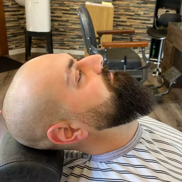 Präziser Haarschnitt mit scharfen Konturen