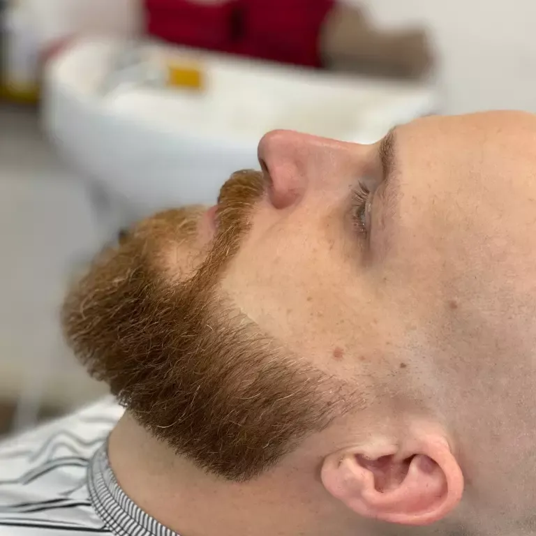 Undercut-Haarschnitt mit strukturiertem Deckhaar