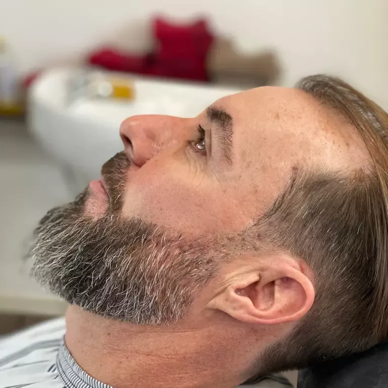 Moderner Fade-Haarschnitt mit präzisem Übergang